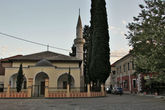 Мечеть Осман-паши была построена в XVIII веке и, простояв более двух столетий, была разрушена в ходе вооруженных столкновений во время Боснийской войны 1992-1995 годов. Восстановление мечети завершилось только к 2005 году, тогда же ее вернули мусульманам