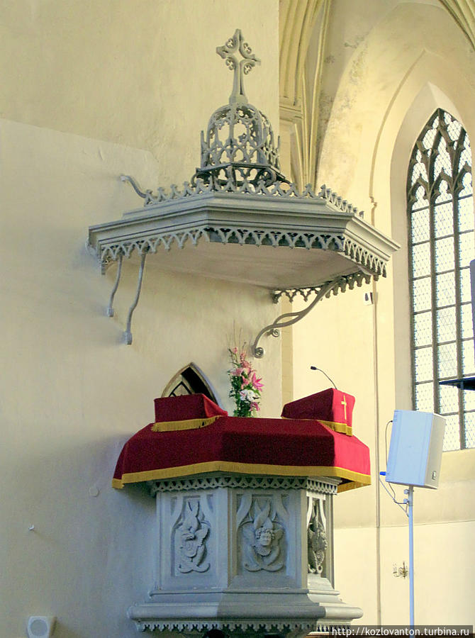 Кафедра собора. Над ней установлен звуковой козырек, сделанный в форме короны. Таллин, Эстония