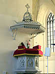 Кафедра собора. Над ней установлен звуковой козырек, сделанный в форме короны.