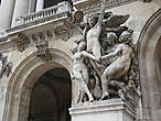 Множество скульптур украшают здание
