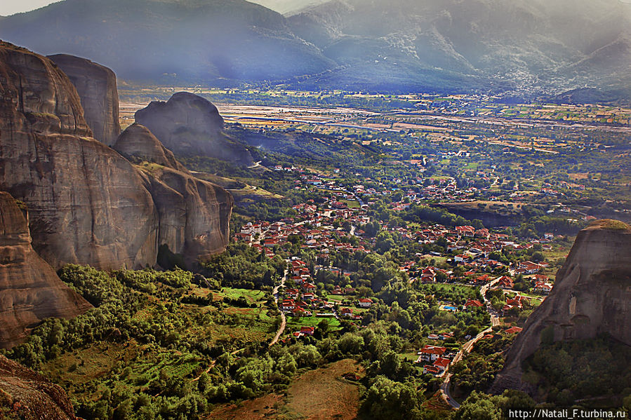Деревня Кастраки, заключенная меж скал Деревня Кастраки, заключенная меж скал