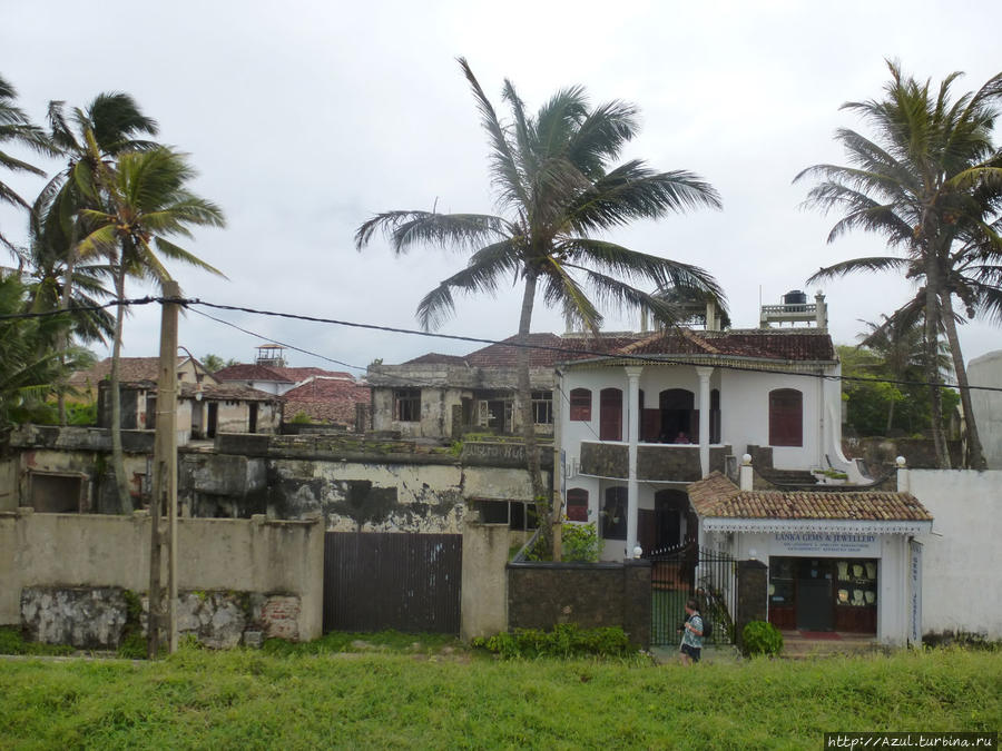 Улицы в Галле. Дома, частично отремонтированные после цунами Калутара, Шри-Ланка