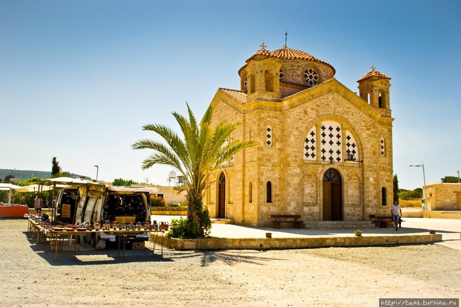 Через несколько километров, у деревни Пейя, увидели небольшой живописный храм. Акамас полуостров Национальный Парк, Кипр