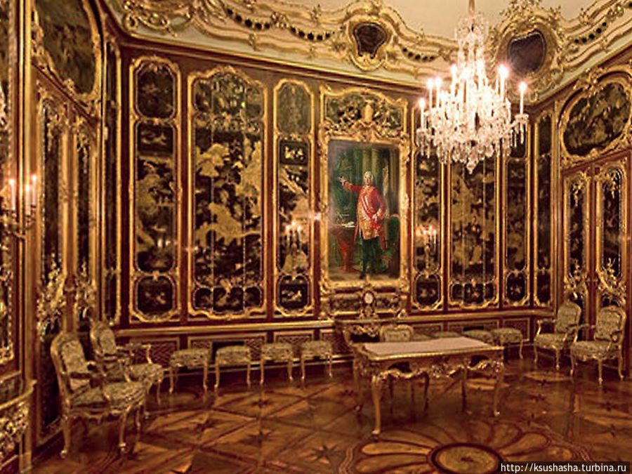 Совершенно поражает роскошью Китайский салон, в котором Мария Терезия устроила мемориал после смерти своего любимого супруга. В ореховые панели стен вставлены черные расписные лаки китайских мастеров. Совершенно поражает роскошью Китайский салон, в котором Мария Терезия устроила мемориал после смерти своего любимого супруга. В ореховые панели стен вставлены черные расписные лаки китайских мастеров.