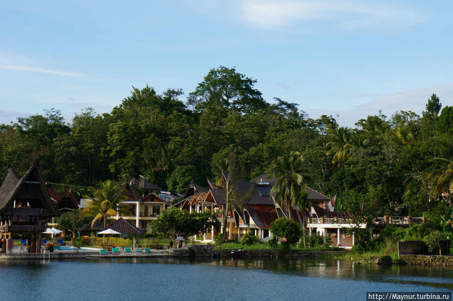 Весь   берег   усеян   туристическими   комплексами,   гостиницами,  хостелами. Медан, Индонезия