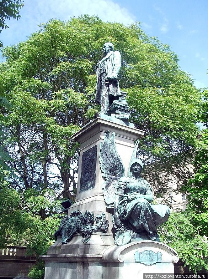 Памятник премьер-министру Великобритании Уильяму Глэдстоуну(1809-1898), уроженцу Ливерпуля. Ливерпуль, Великобритания