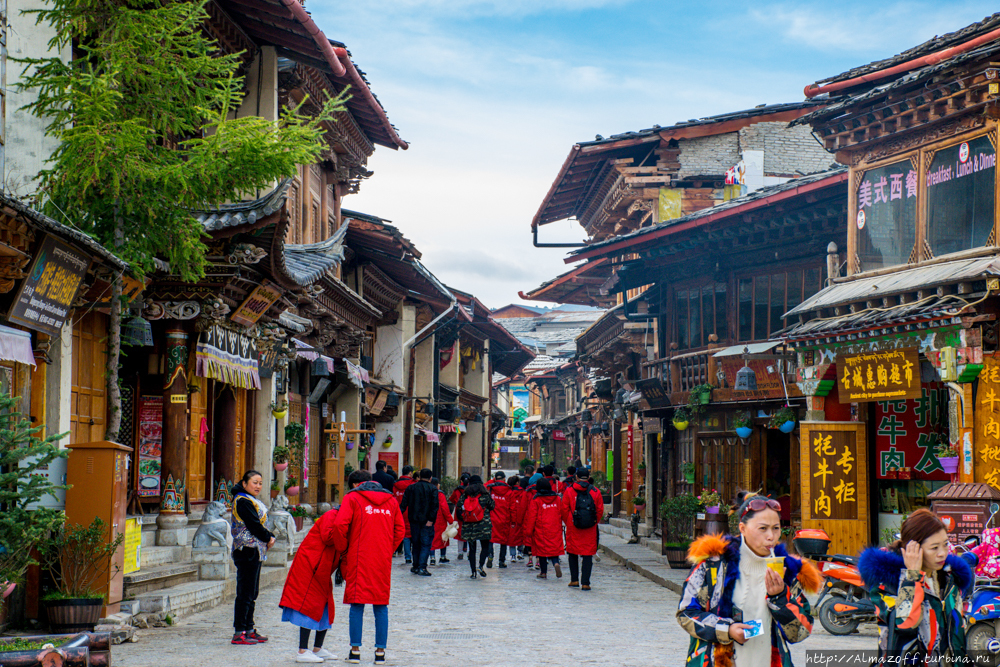 Гуляя по воссозданному китайцами тибетскому городу Шангри-Ла, Китай