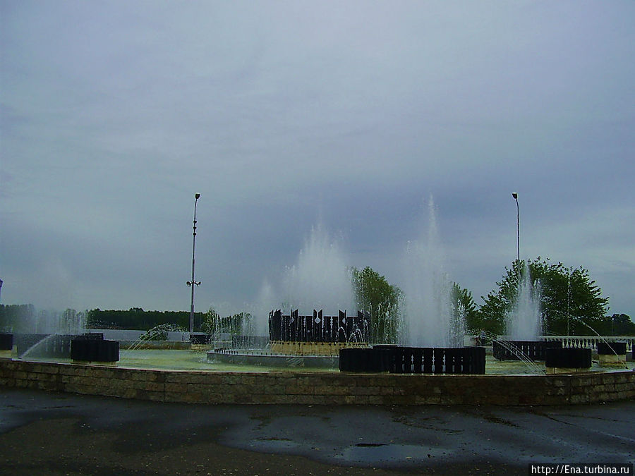 Фонтаны на Ярославской Стрелке (ретро-фотоальбом, 2008 год) Ярославль, Россия