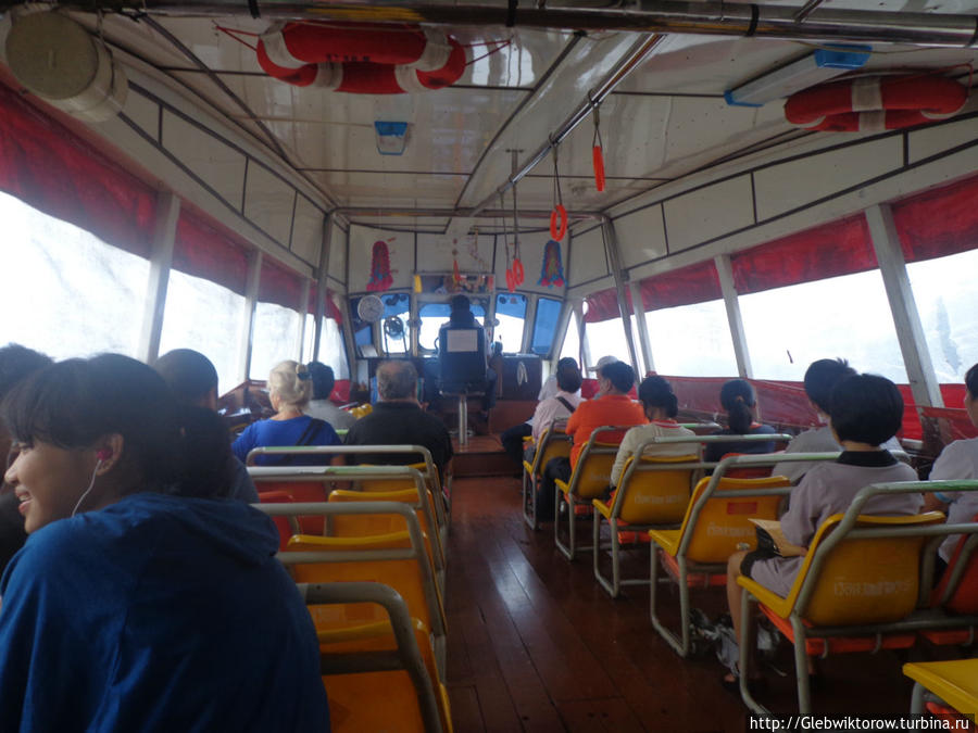 Поездка на лодке по Чао-прая в дождливую погоду Бангкок, Таиланд