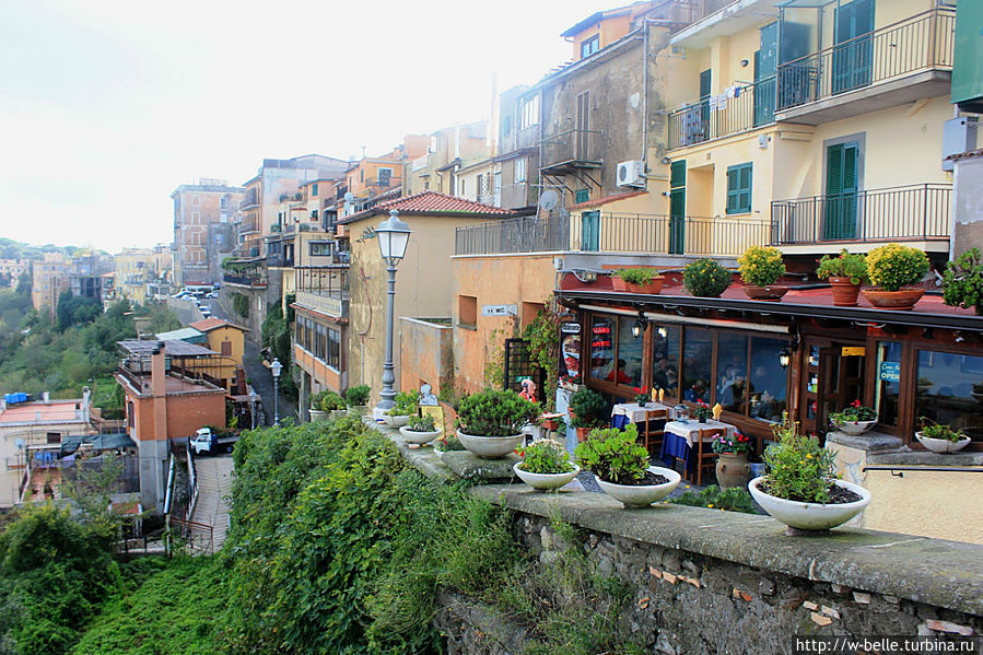 Верхняя панорамная галерея с ресторанчиками и смотровыми площадками. Кастель-Гандольфо, Италия