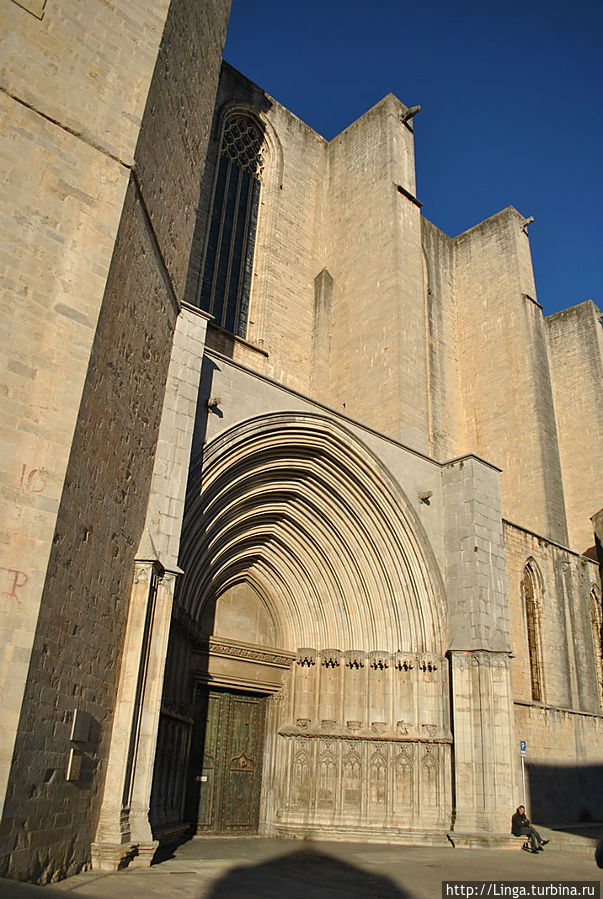 Площадь 12 апостолов перед боковым входом. А вот апостолов нет — ниши в портале, приготовленные для их скульптур, пустуют до сих пор. Площадь 12 апостолов перед боковым входом. А вот апостолов нет — ниши в портале, приготовленные для их скульптур, пустуют до сих пор.