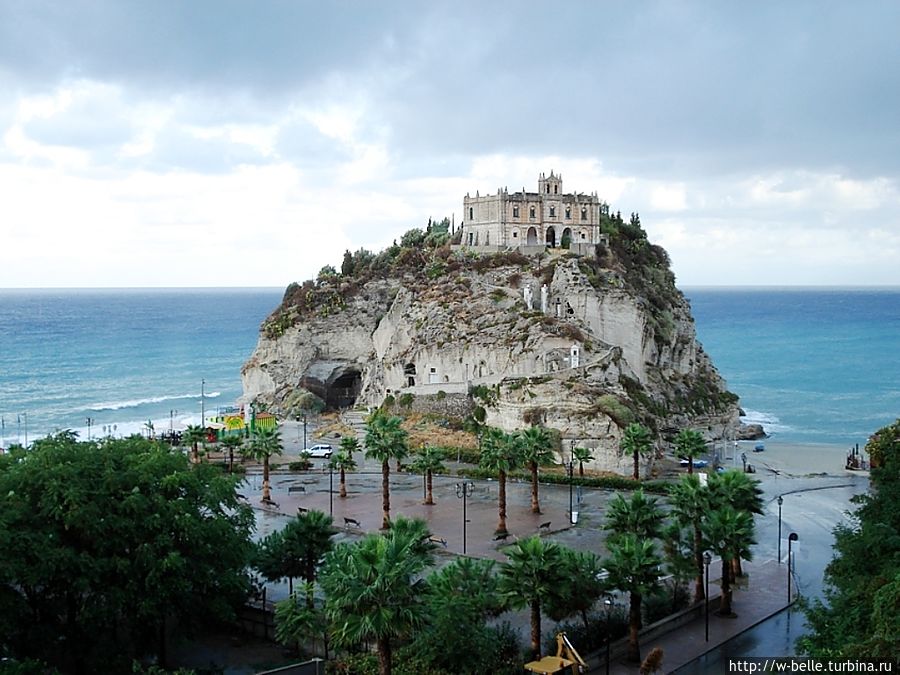 Когда-то эта скала была островом, поэтому церковь и носит такое название: Святой Марии на острове. К сожалению, сейчас там идут реставрационные работы и взобраться на саму скалу с церковью нет возможности. Но можно посмотреть на нее с лестницы и двух смотровых площадок. Когда-то эта скала была островом, поэтому церковь и носит такое название: Святой Марии на острове. К сожалению, сейчас там идут реставрационные работы и взобраться на саму скалу с церковью нет возможности. Но можно посмотреть на нее с лестницы и двух смотровых площадок.