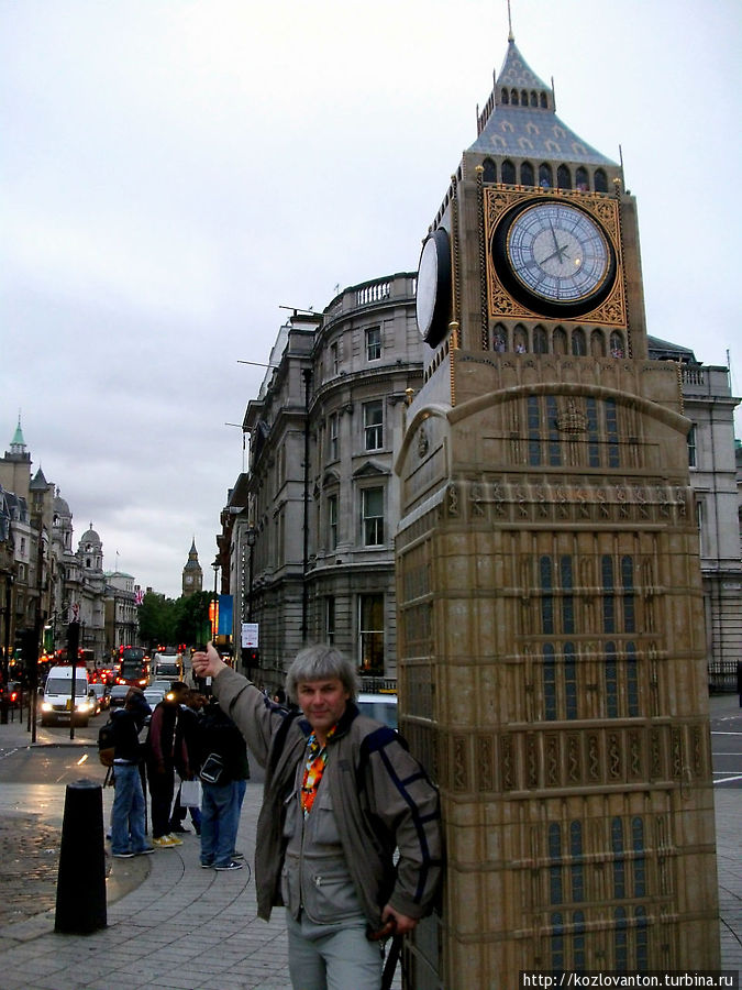 За однодневным памятником Биг Бену (на Трафальгарской площади) вдалеке проглядывает оригинал. Лондон, Великобритания