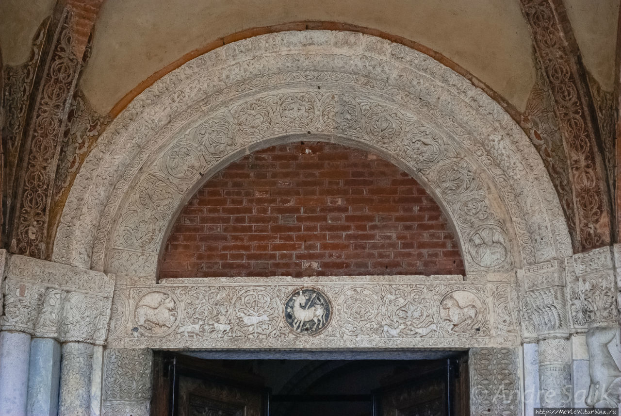 Церковь Сант-Амброджо Милан, Италия Церковь Сант-Амброджо Милан, Италия