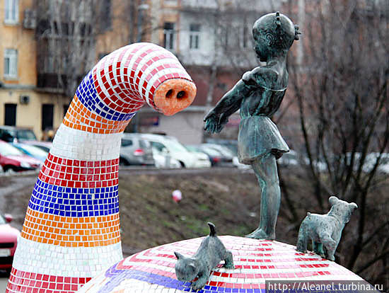 На спине у слоника девочка, котенок и собачка, задрала ножку и летом пускает струю Киев, Украина
