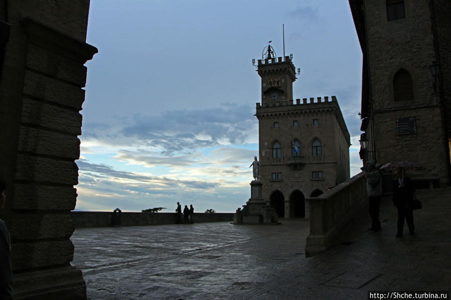 а вот и центральная площадь с Палаццо Публико — резиденцией правительственных органов государства Сан-Марино и мэрии города Сан-Марино. Сан-Марино, Сан-Марино