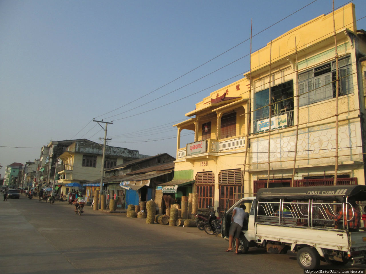 Пешком по центру города до мэрии Патейн, Мьянма