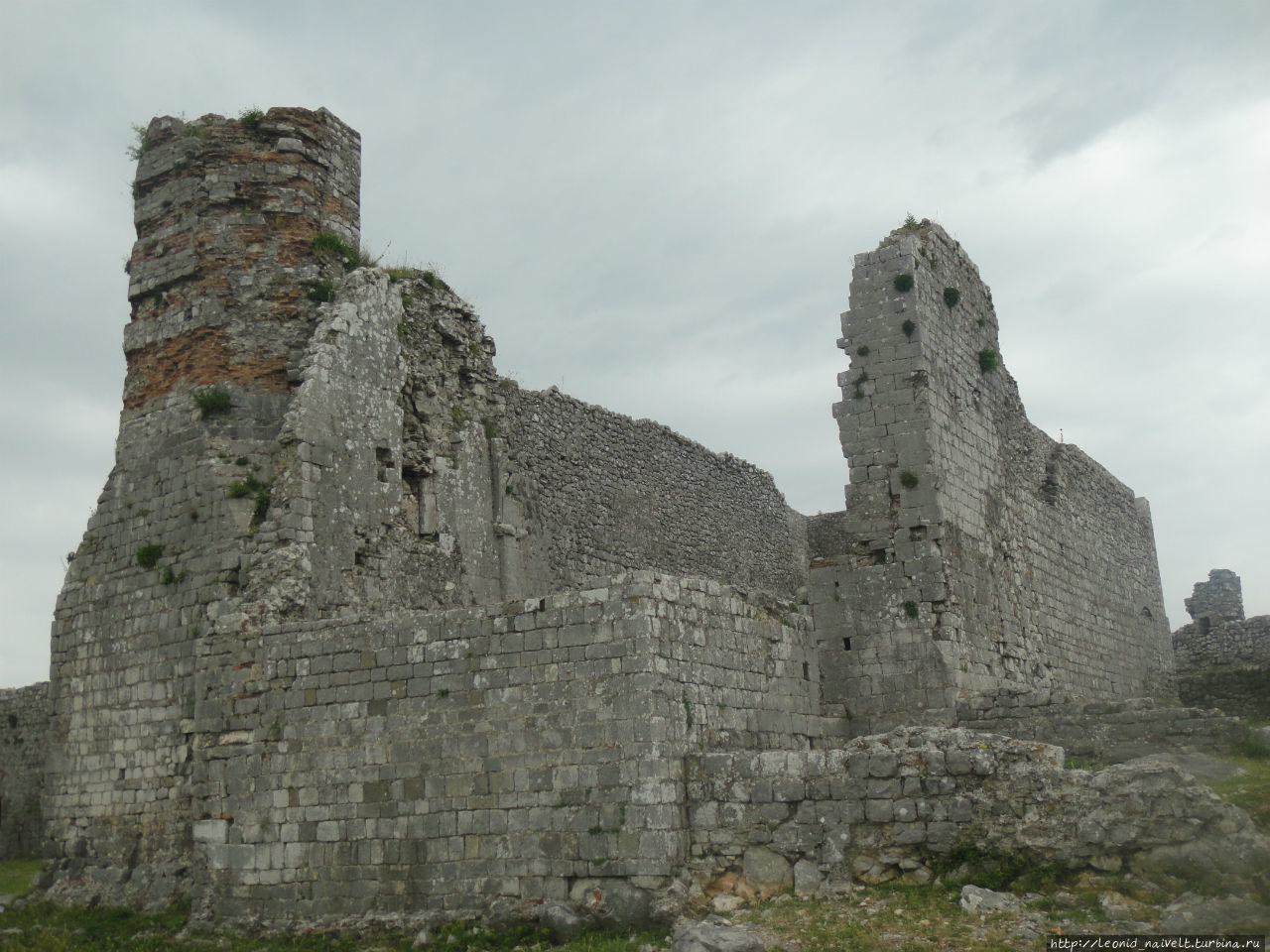 Шкодер. Замурованные женщины и герои, разлитые по бутылкам Шкодер, Албания Шкодер. Замурованные женщины и герои, разлитые по бутылкам Шкодер, Албания