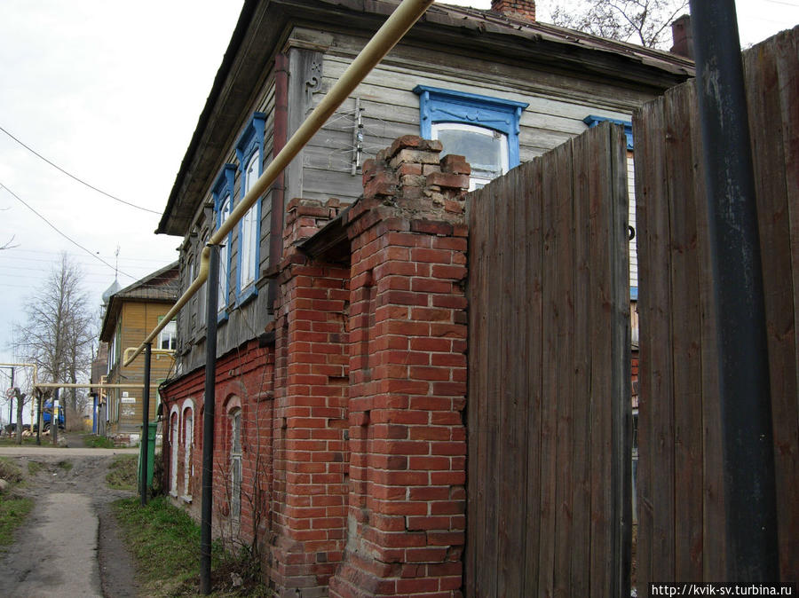 Улица Елкина начала застраиваться в  1840-х  годах, но вряд  ли  с  той  поры  сохранились  дома. Уржум, Россия
