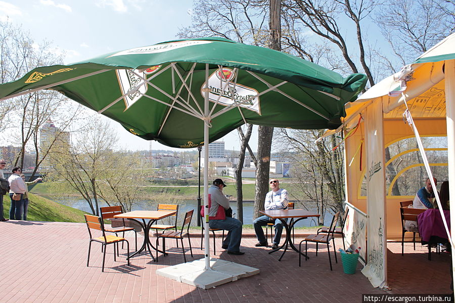 Впрочем можно на площади перекусить — стоит лишь отойти ближе к реке в соседний скверик... Витебск, Беларусь