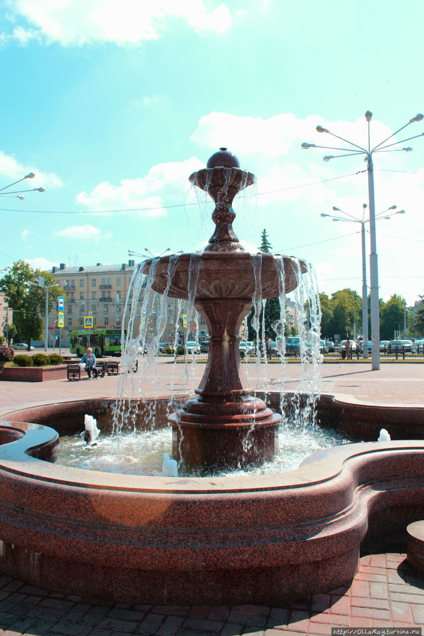 Если вы приедете в Витебск по железной дороге, то вас встретит у здания вокзала весёлым журчанием вот такой фонтан. Витебск, Беларусь