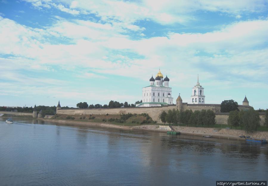 С Ольгинского моста через реку Великую открывается  панорама кремля с видом на главный храм Пскова — Троицкий собор. Псков, Россия