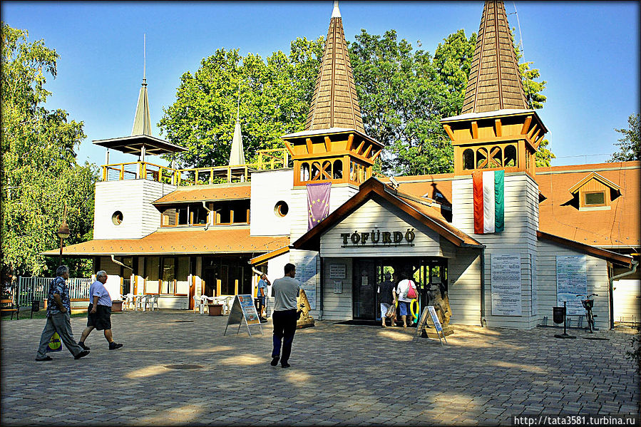 Хевиз находится в 6км от Кестхея, где расположено одноименное озеро — самое большое термальное озеро Европы.
Озеро образовалось в кратере потухшего вулкана. Температура воды от 34 градусов летом до 26 градусов зимой. Хевиз находится в 6км от Кестхея, где расположено одноименное озеро — самое большое термальное озеро Европы.
Озеро образовалось в кратере потухшего вулкана. Температура воды от 34 градусов летом до 26 градусов зимой.