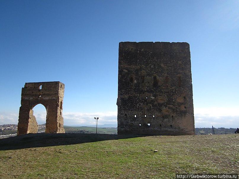 Фес. Руины крепость на холме Фес, Марокко