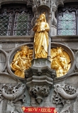 Базилика Святой Крови в Брюгге. Декор верхней часовни. Мария Бургундская в центре, в медальонах — муж Максимилиан и мачеха Маргарита Йоркская. Фото из интернета