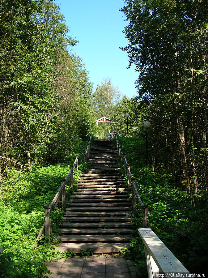 Лестница к началу осмотра от туристической зоны. Кивач Заповедник, Россия