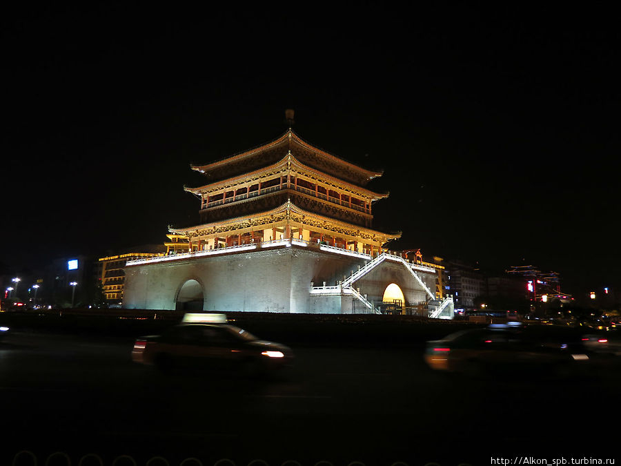 Колокольная башня — вид днём и ночью Сиань, Китай