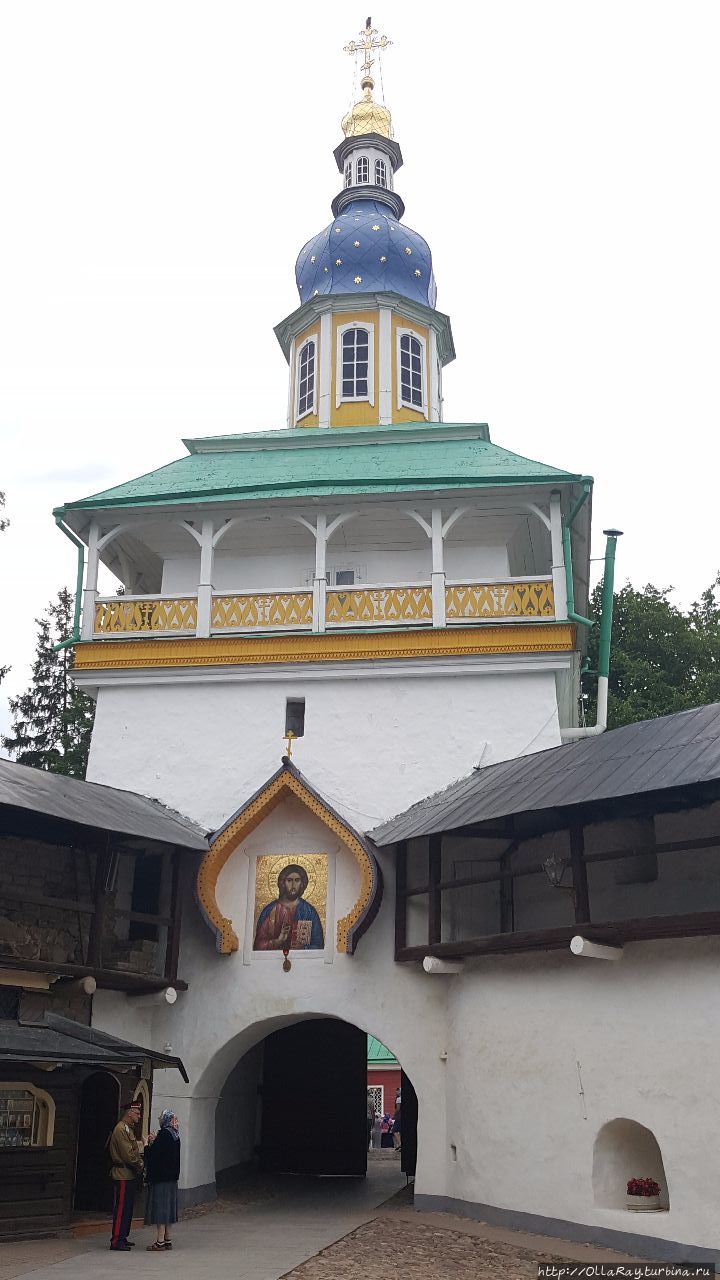 Святые ворота и иконная лавка (слева). Печоры, Россия
