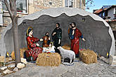 Во дворе церкви устроен Рождественский вертеп. Кстати, хоть Православие и является основной религией в Болгарии, но церковные праздники отмечают здесь по католическому календарю.