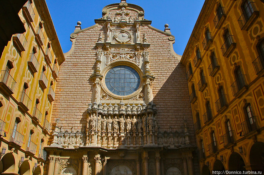 вот он тот самый внутренний дворик и портал входа в Базилику Монастырь Монтсеррат, Испания