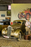 Стильный Packard series 120 touring и не менее стильный манекен