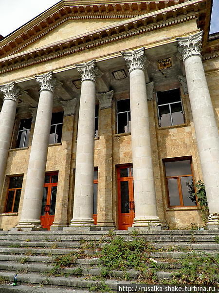 Кинотеатр, ставший театром Гагра, Абхазия
