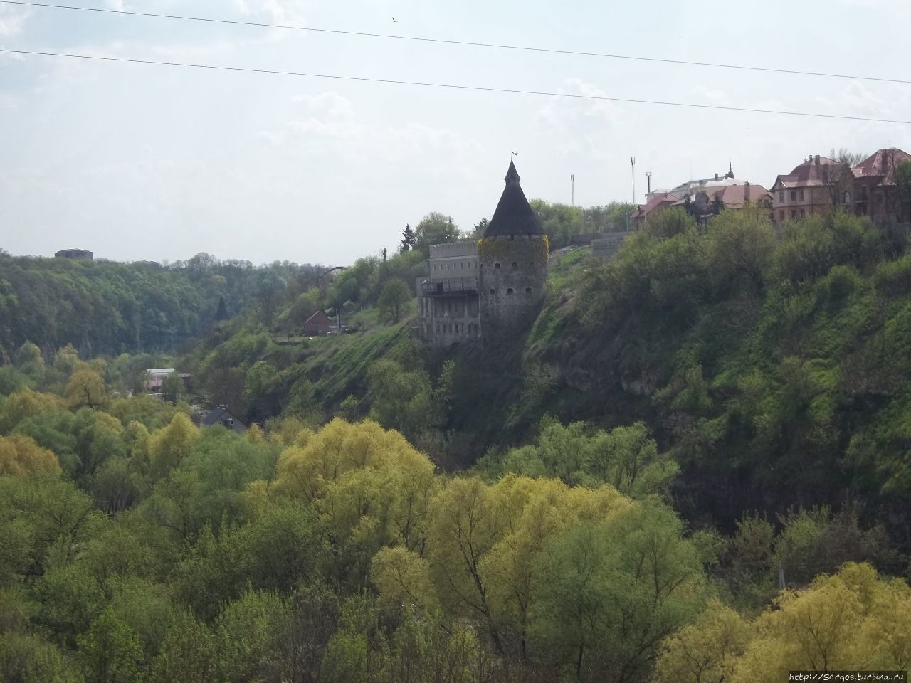 Завораживающая картина: замшелая гончарная башня и каньон Каменец-Подольский, Украина
