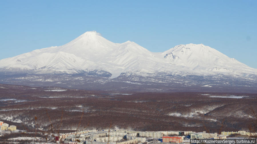 Авачинский вулкан с Мишенной сопки Петропавловск-Камчатский, Россия