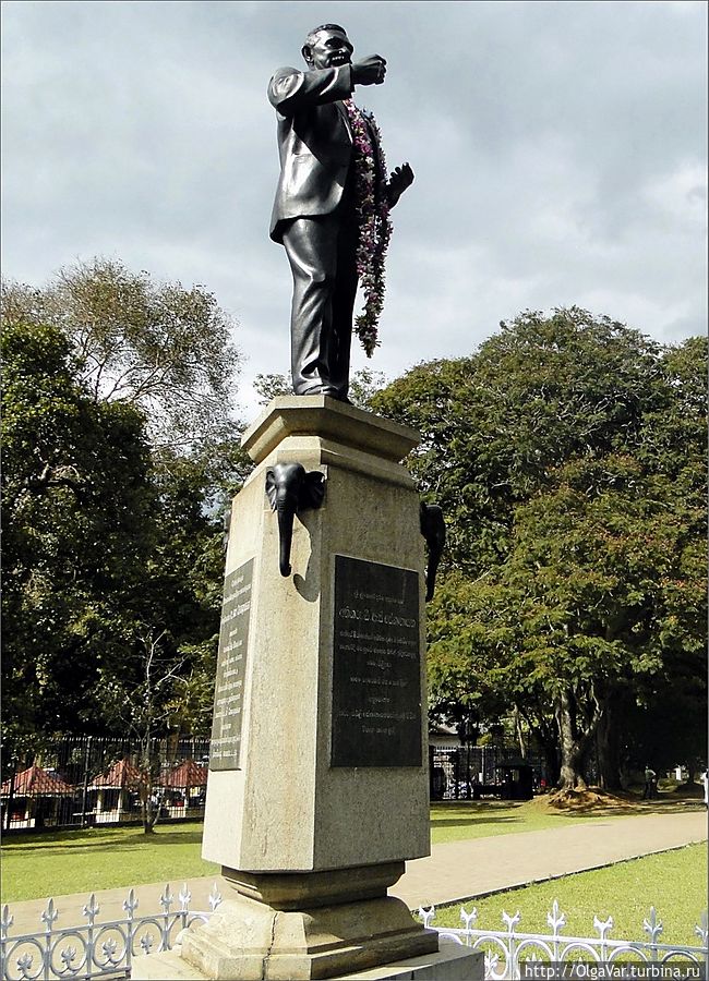 *Парк, окружающий монастырский комплекс, большой и полон всяческих памятников. Этот памятник установлен горожанами в память о Доне Стефене Сенанаяке – первом премьер-министре Шри-Ланки с 1947 по 1952 годы *Парк, окружающий монастырский комплекс, большой и полон всяческих памятников. Этот памятник установлен горожанами в память о Доне Стефене Сенанаяке – первом премьер-министре Шри-Ланки с 1947 по 1952 годы