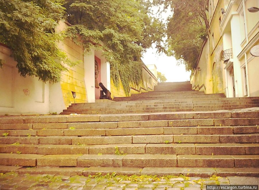 Решила спуститься вниз — мало ли дойду до моря. Лестница, конечно, не потемкинская, но довольная интересная, особенно если учесть количество памятных мест возле нее. Решила спуститься вниз — мало ли дойду до моря. Лестница, конечно, не потемкинская, но довольная интересная, особенно если учесть количество памятных мест возле нее.