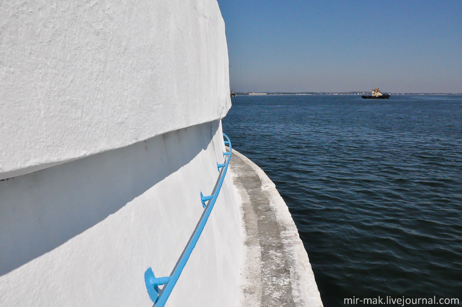 Маяк можно обойти по кругу по узкой тропинке, держась за страховочный поручень. Маяк можно обойти по кругу по узкой тропинке, держась за страховочный поручень.