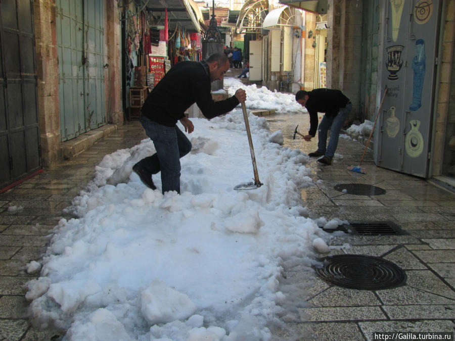 С киркой и лопатой на борьбу со снегом. Ура, товарищи! Иерусалим, Израиль