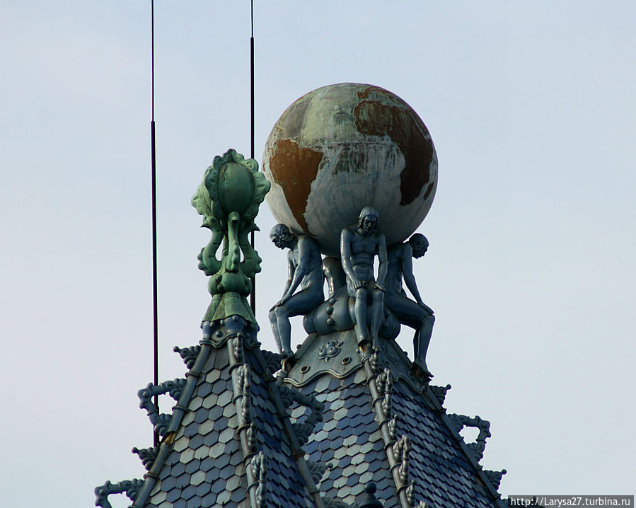 Геологический институт, архитектор Э.Лехнер, 1900 г.. Деталь крыши. Будапешт, Венгрия Геологический институт, архитектор Э.Лехнер, 1900 г.. Деталь крыши. Будапешт, Венгрия