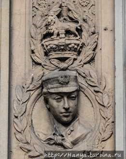 Темпл-Бар-Мемориал в Лондоне. Медальон принца Альберта Виктора, герцога Кларенса и Авондейла. Над ним корона со львом, а под ним изображение святого Георгия, убивающего дракона. Фото из интернета Лондон, Великобритания
