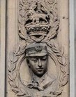 Темпл-Бар-Мемориал в Лондоне. Медальон принца Альберта Виктора, герцога Кларенса и Авондейла. Над ним корона со львом, а под ним изображение святого Георгия, убивающего дракона. Фото из интернета
