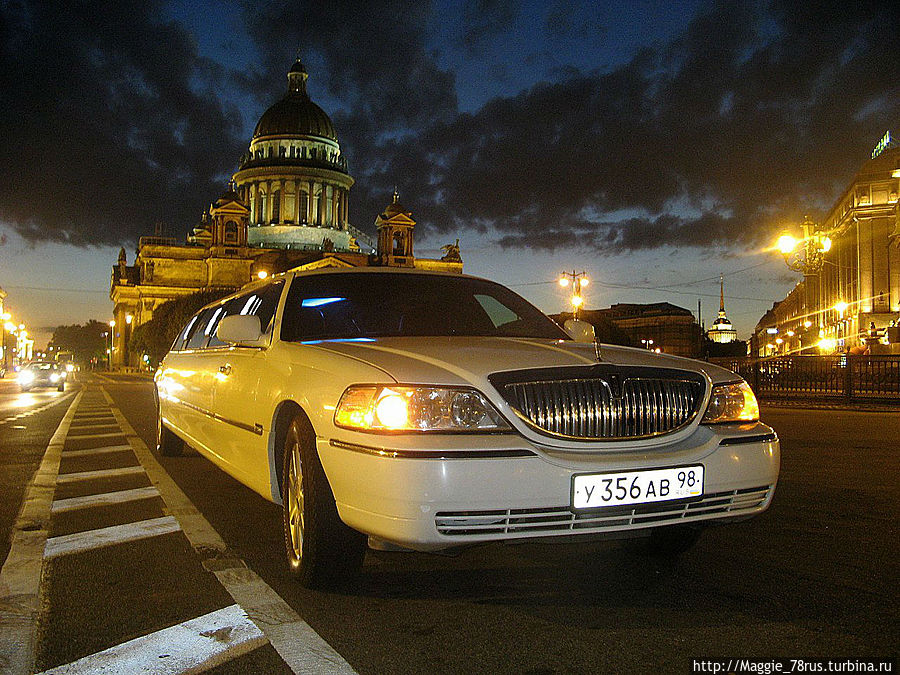 Исаакий ночью. Справа вдалеке Адмиралтейство. Но главный герой этого снимка, извините, все-таки автомобиль, на котором работает мой Одноклассник! Исаакий ночью. Справа вдалеке Адмиралтейство. Но главный герой этого снимка, извините, все-таки автомобиль, на котором работает мой Одноклассник!