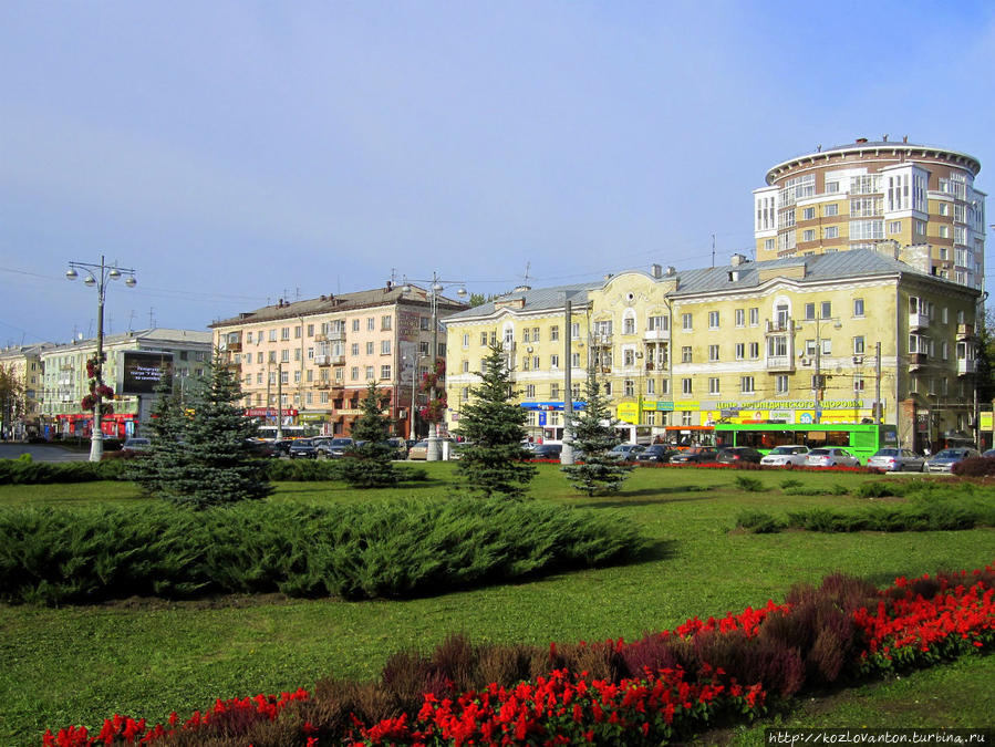 Завершается Комсомольский проспект просторной Комсомольской площадью.