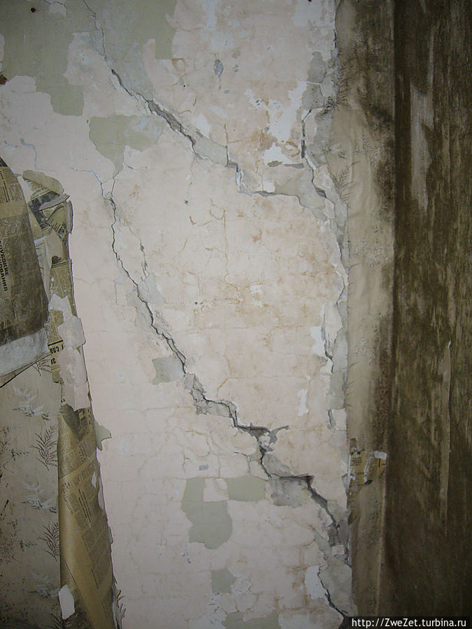 Из-за таких трещин, идущих по всем стенам здания, соседнее с рухнувшим общежитие тоже пришлось расселить Из-за таких трещин, идущих по всем стенам здания, соседнее с рухнувшим общежитие тоже пришлось расселить