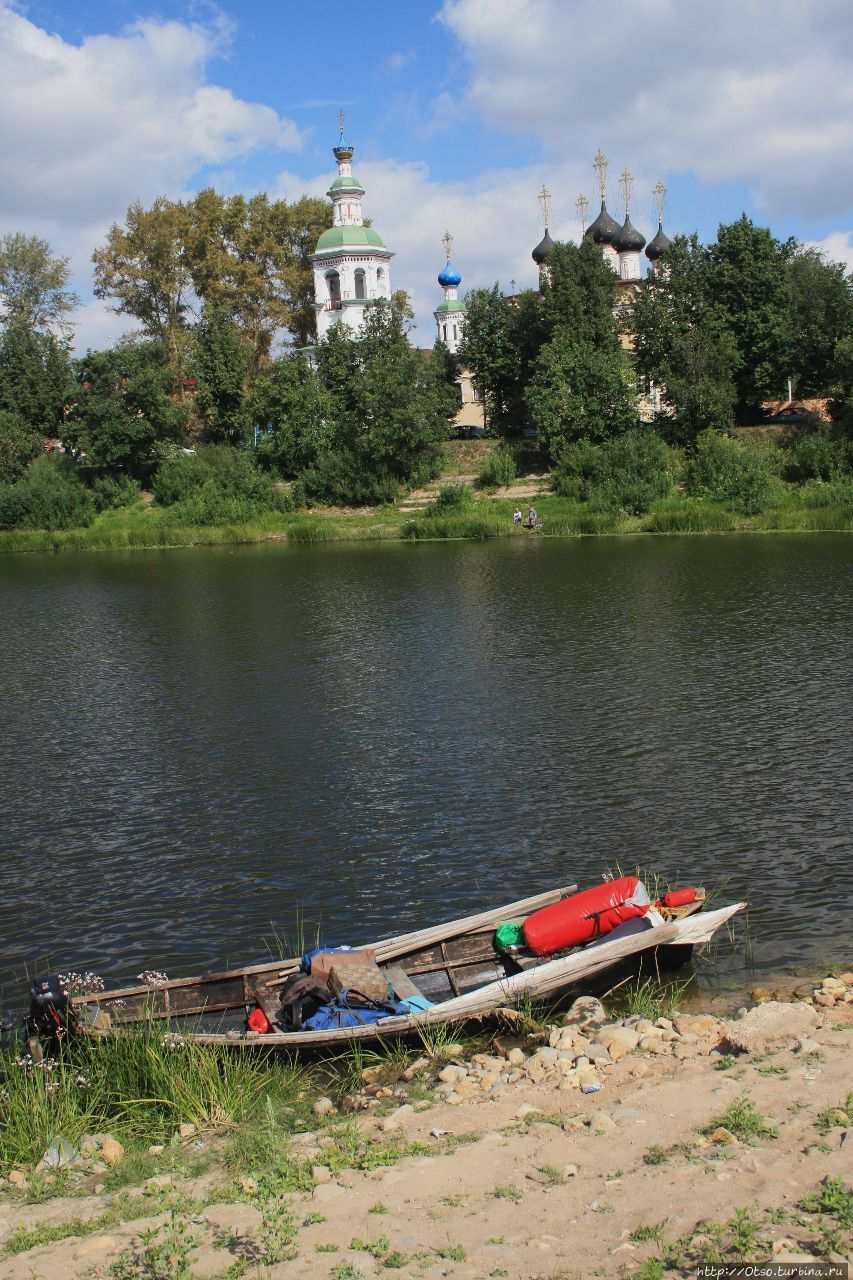 Вниз по реке, ведущей вниз Вологодская область, Россия