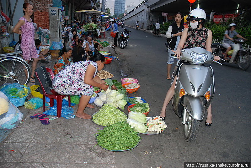 Стихийный рынок под мостом Хошимин, Вьетнам